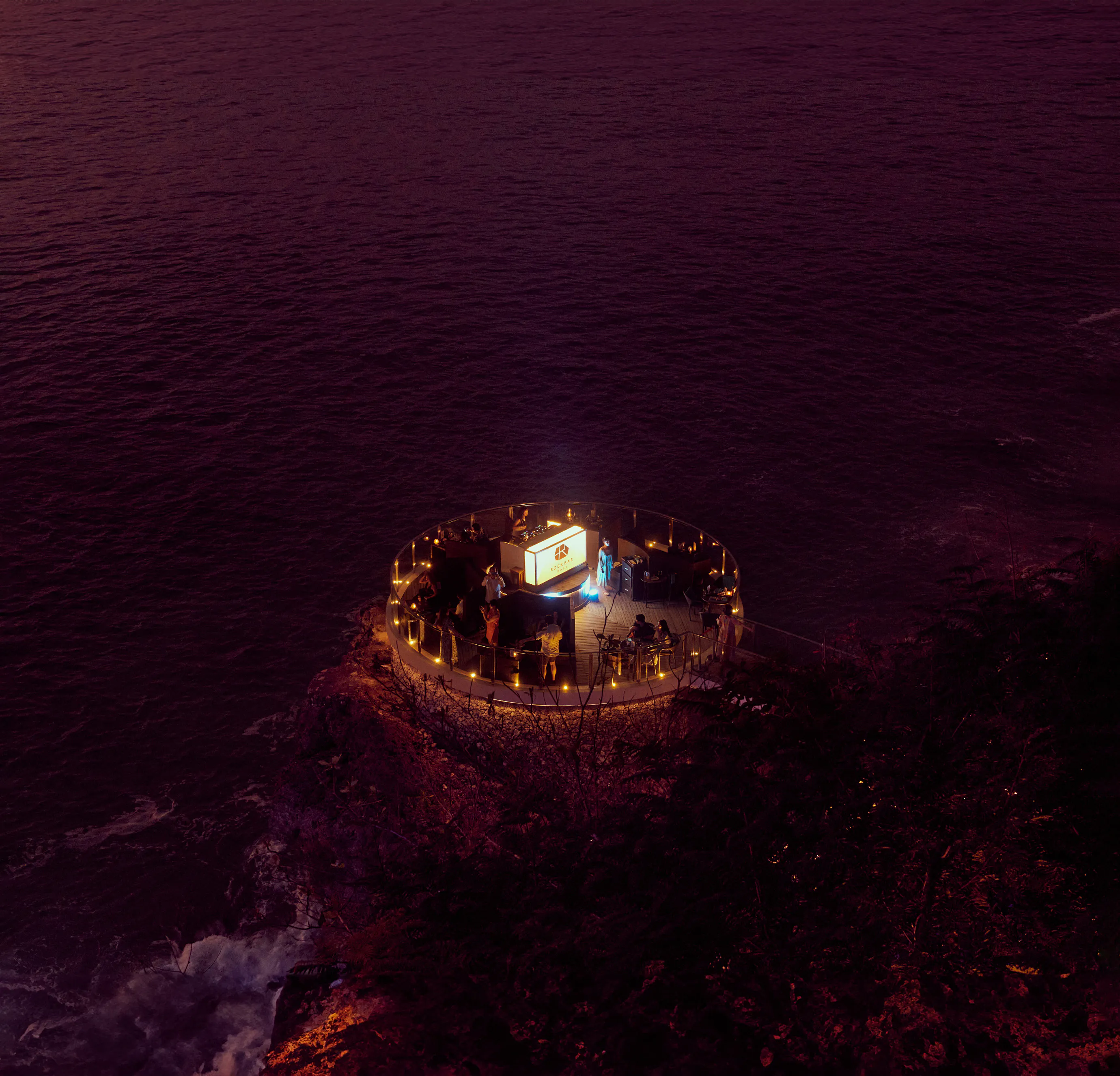 Rock Bar Bali — Bar di atas laut pada malam hari