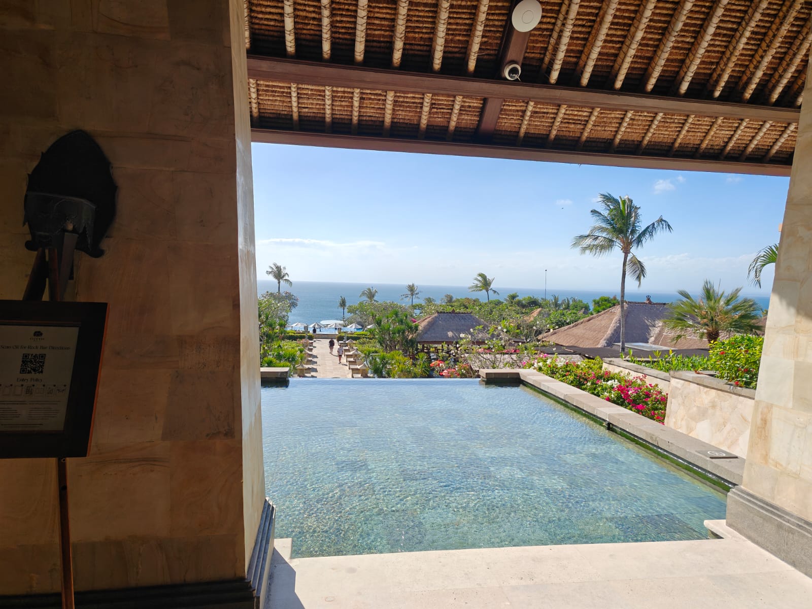 Area masuk Rock Bar Bali dengan pemandangan laut.