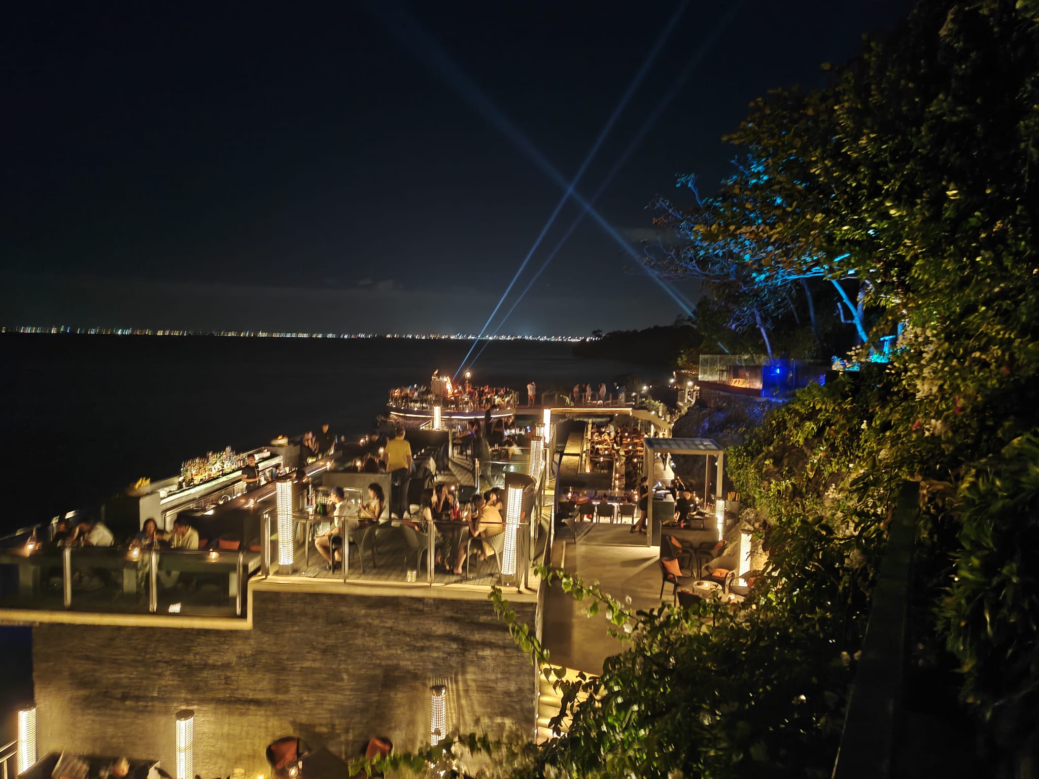 Pemandangan tebing Rock Bar Bali menghadap Samudra Hindia.