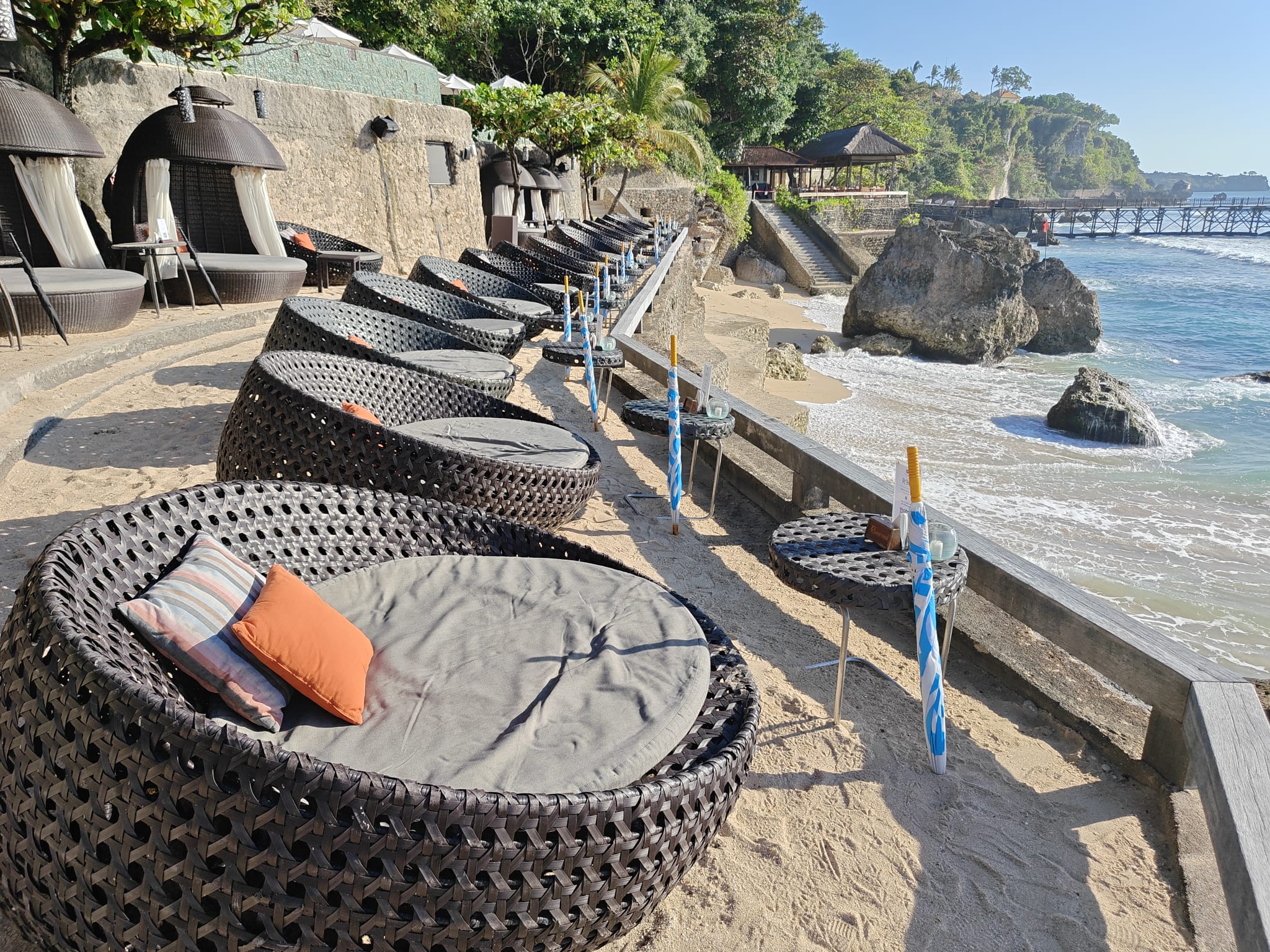 Spot foto dekat Day Bed Rock Bar Bali dengan pemandangan laut.