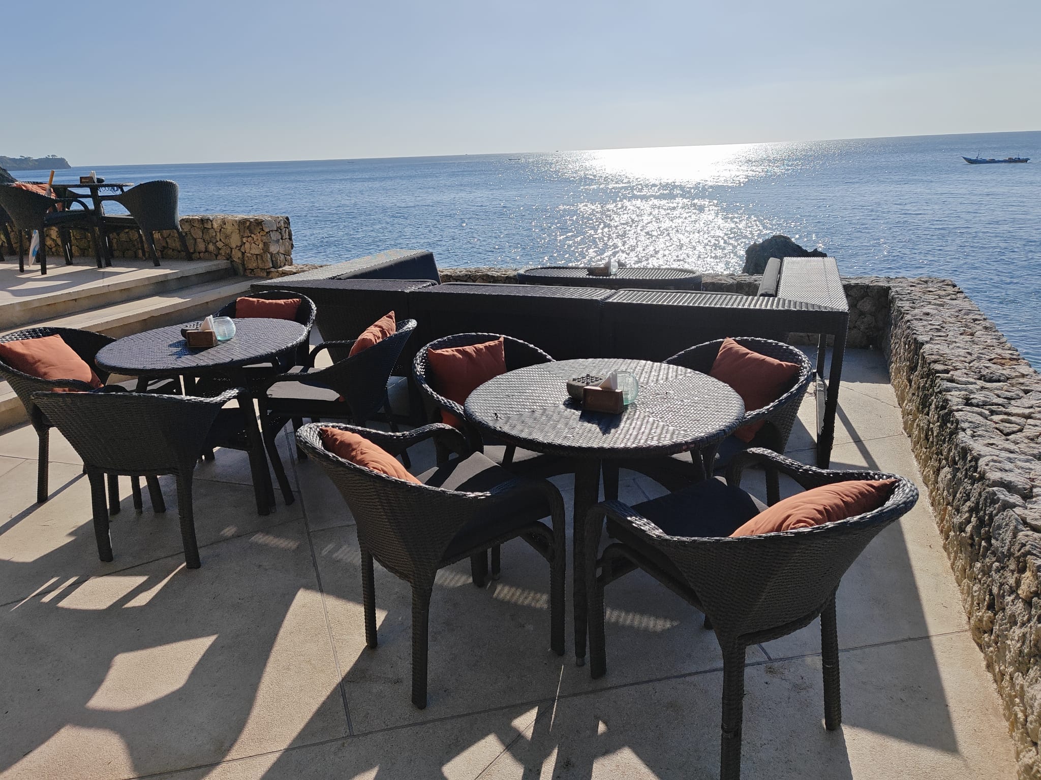 Meja dinner Rock Bar Bali yang cocok untuk foto sunset.