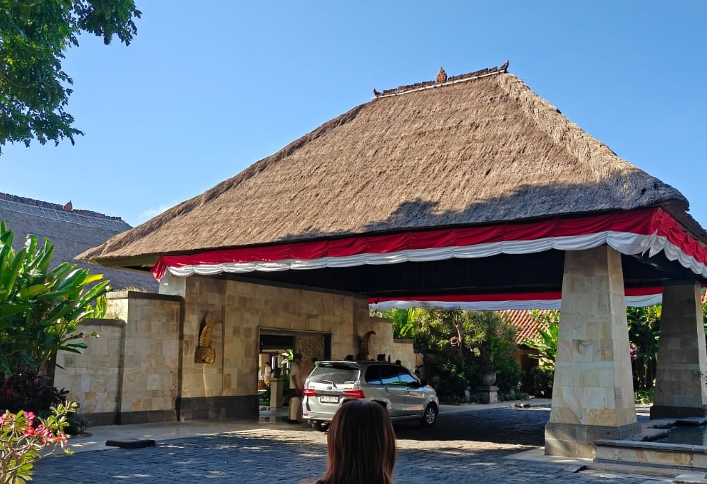 Rock Bar Bali untuk menikmati sunset dan pemandangan laut.