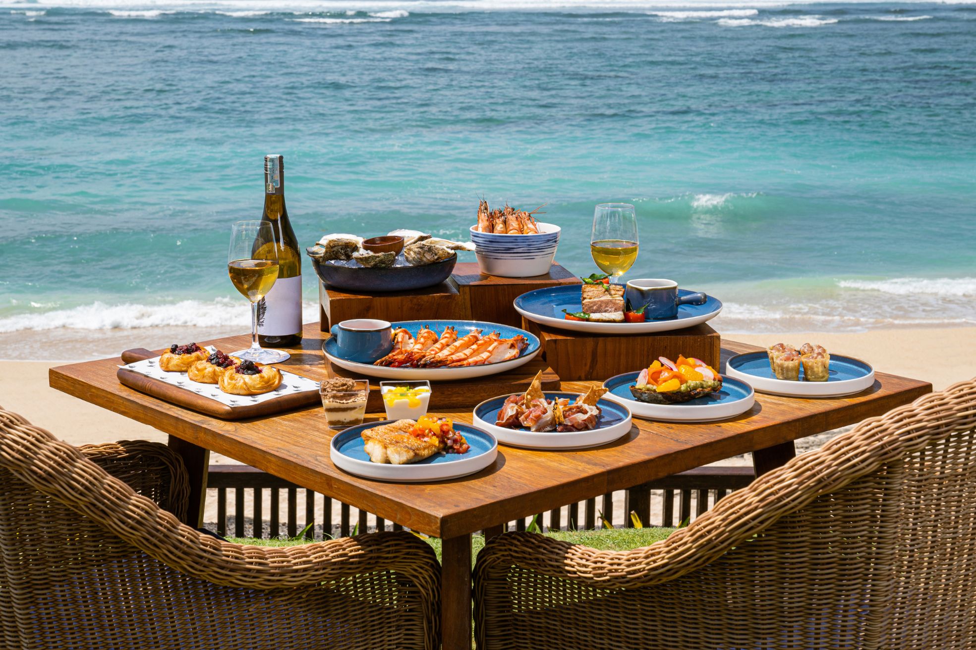 Food and drinks beside the sea