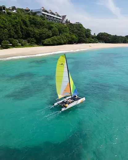 Samabe Bali — Berlayar di lepas pantai