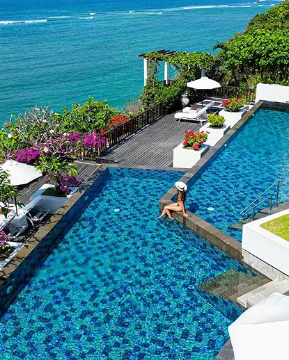 Samabe Bali — Kolam infinity di tebing