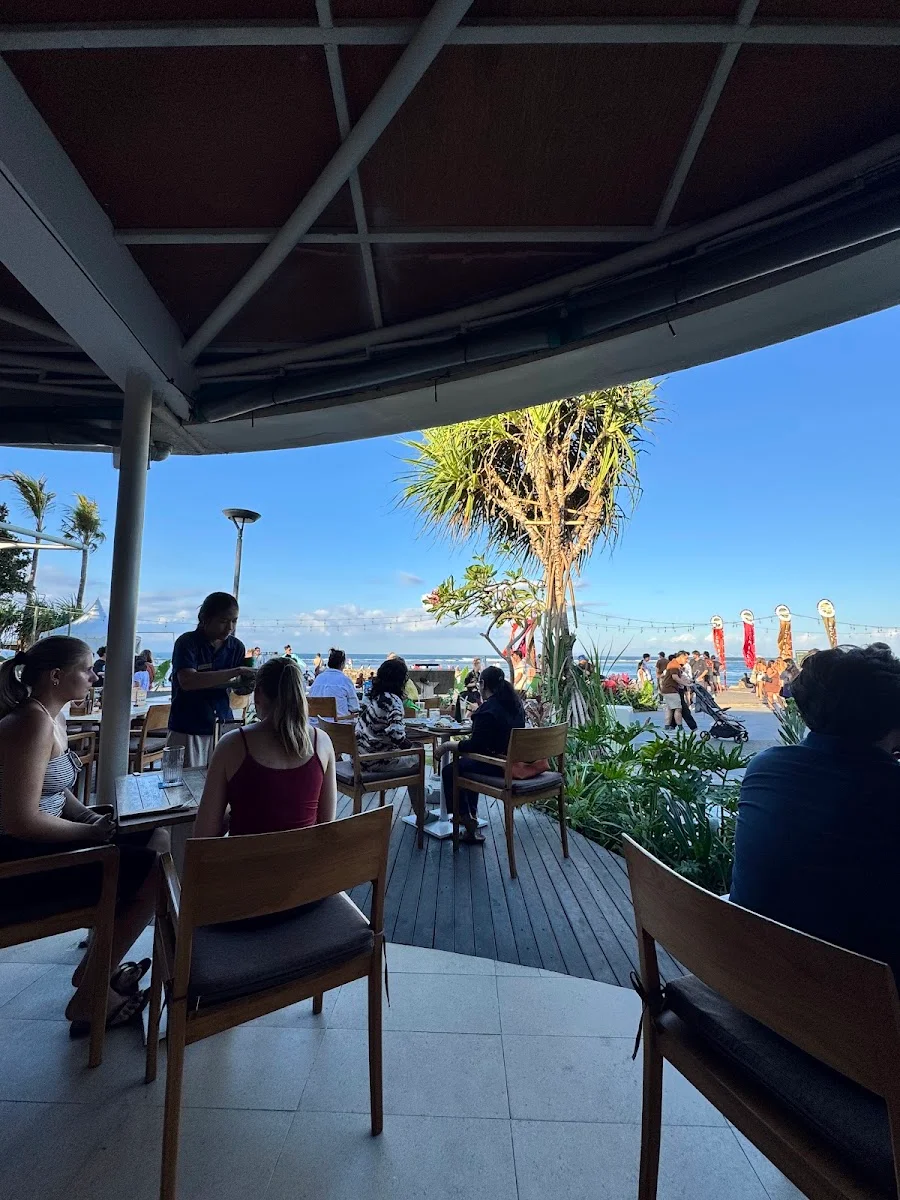 Meja dining restaurant / sisi beachfront