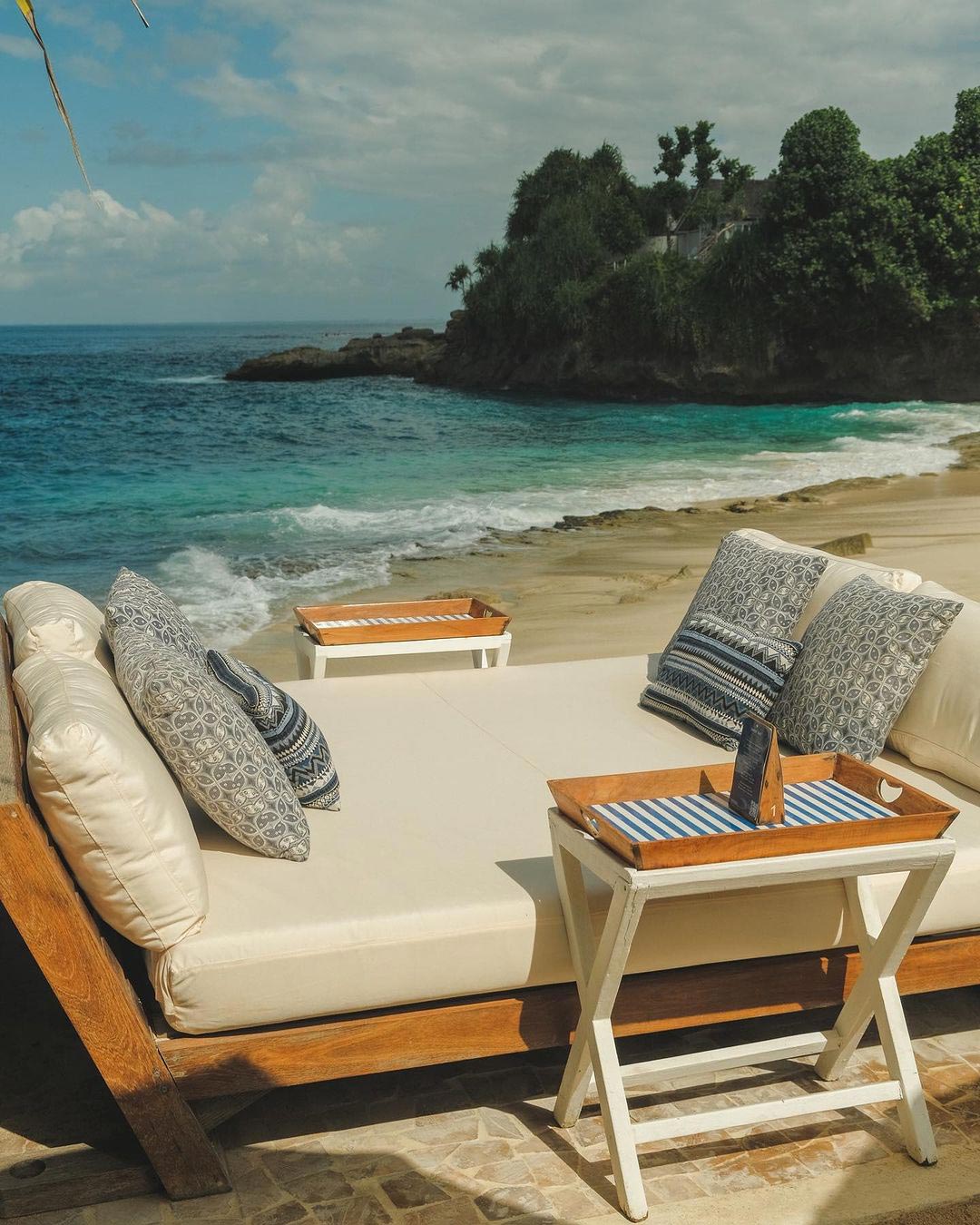 Lounger pantai dan view teluk berbatu di Sandy Bay Beach Club