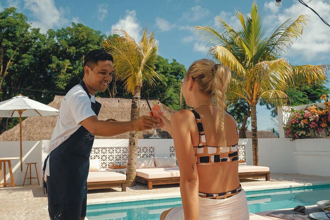 Layanan poolside di Sandy Bay Beach Club