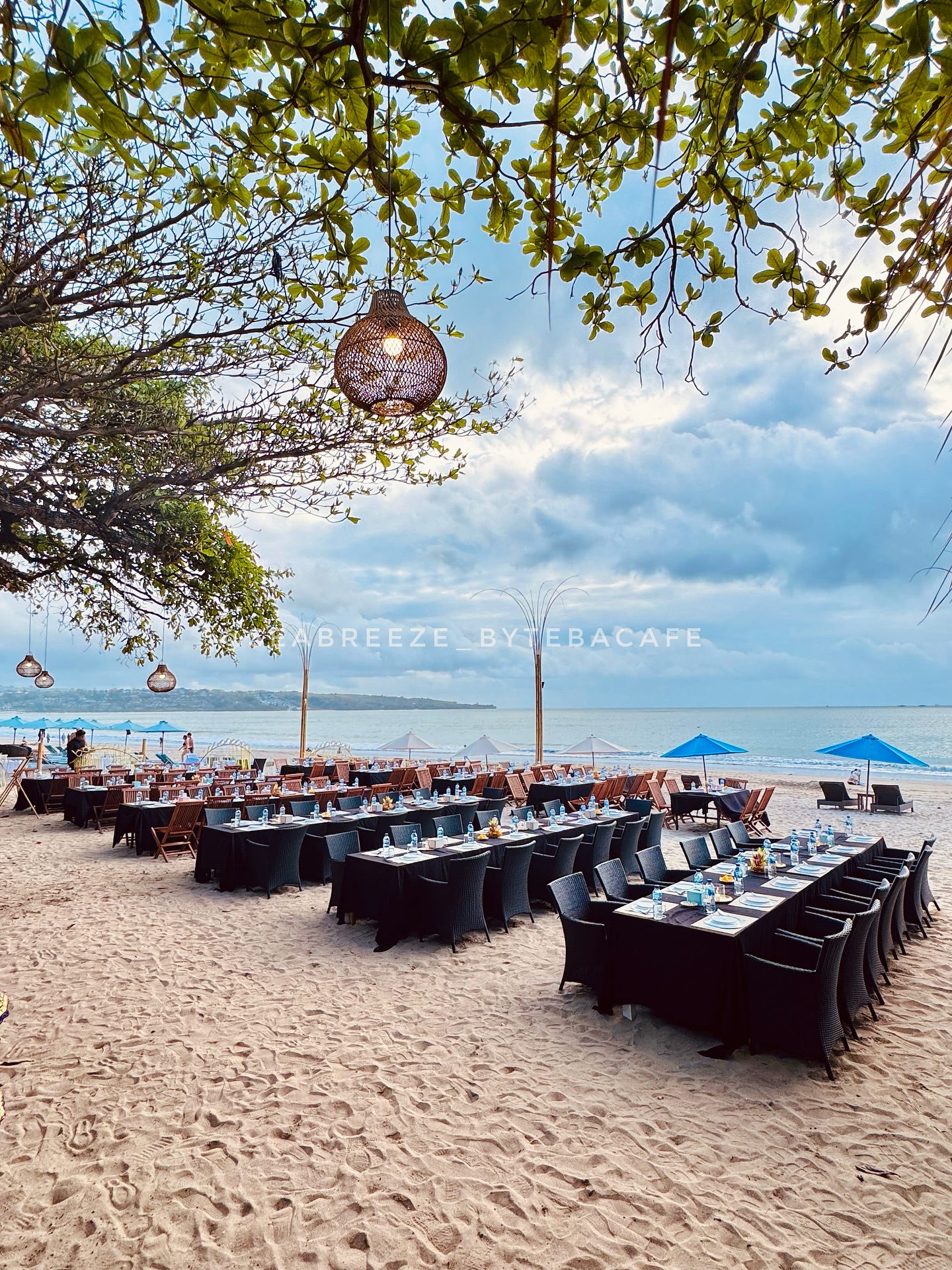 Restoran Pantai di Bawah Pepohonan