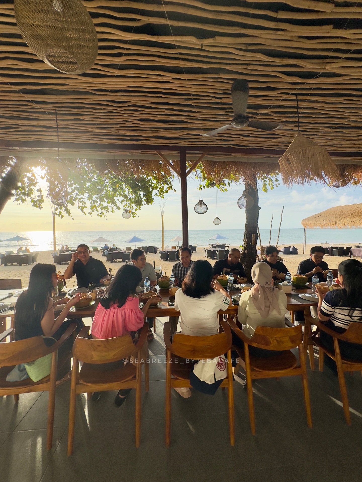 Makan di Teras Tepi Laut