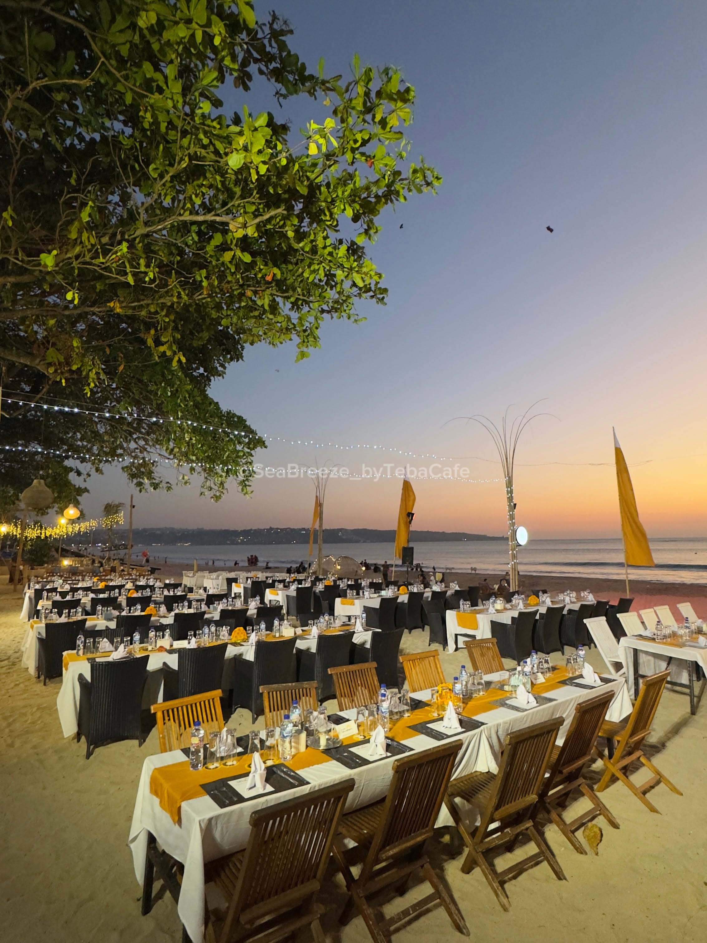 Meja Pantai Saat Lampu Menyala