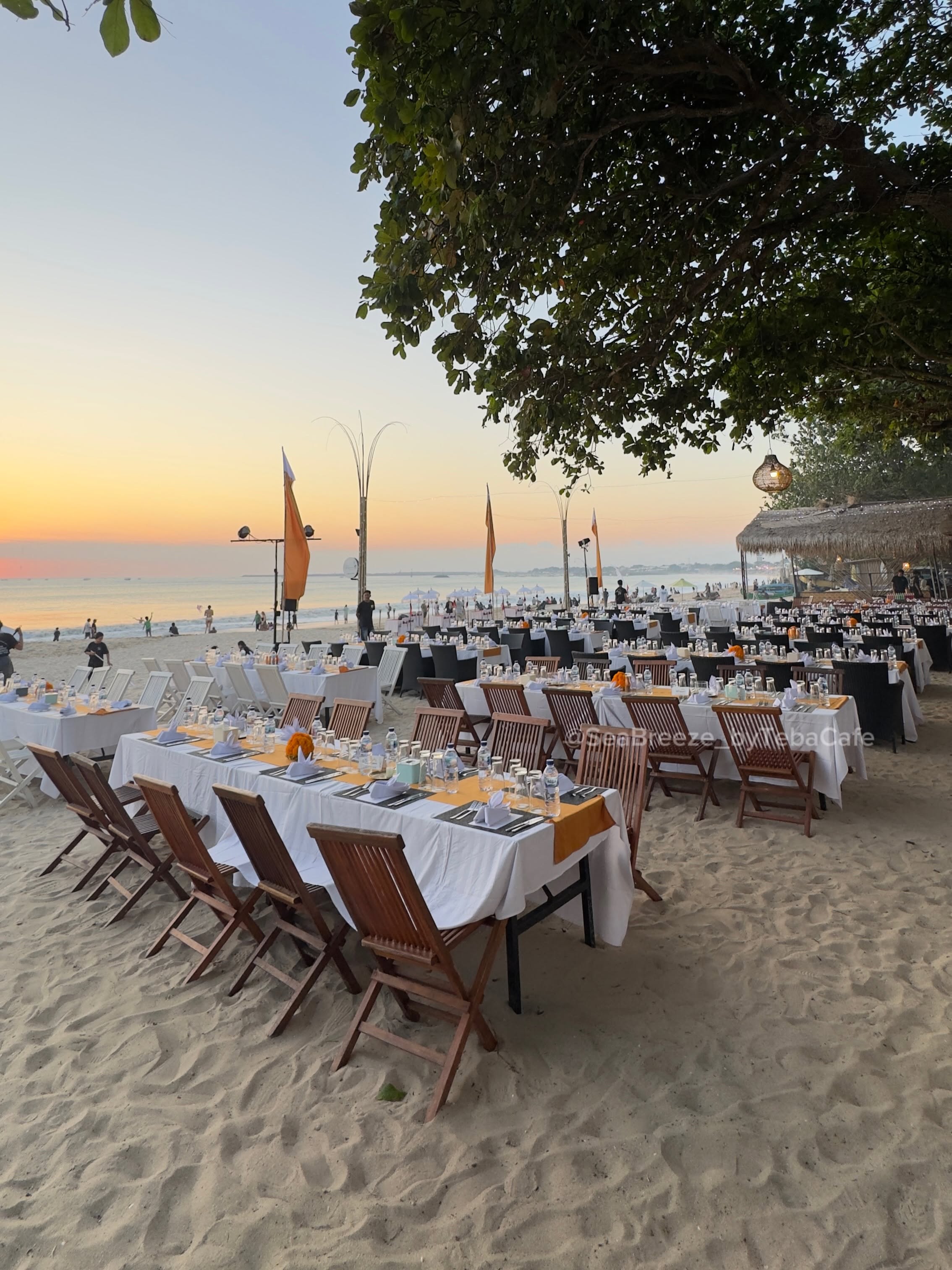 Makan di Pantai di Bawah Langit Senja