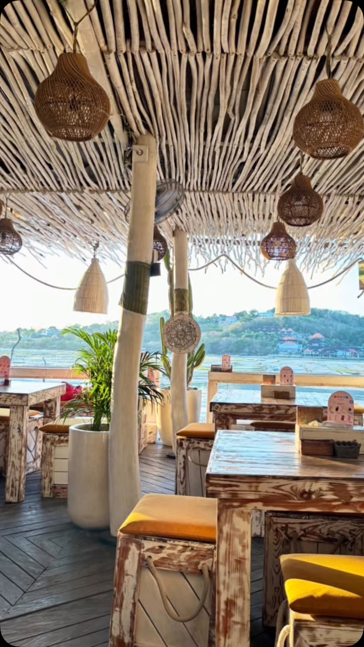 Area kafe beratap menghadap laut