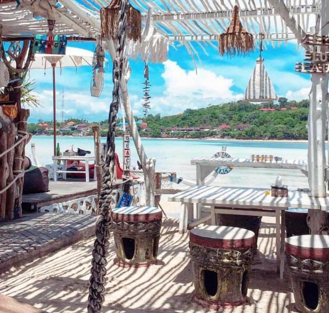 Meja Makan Menghadap Laut
