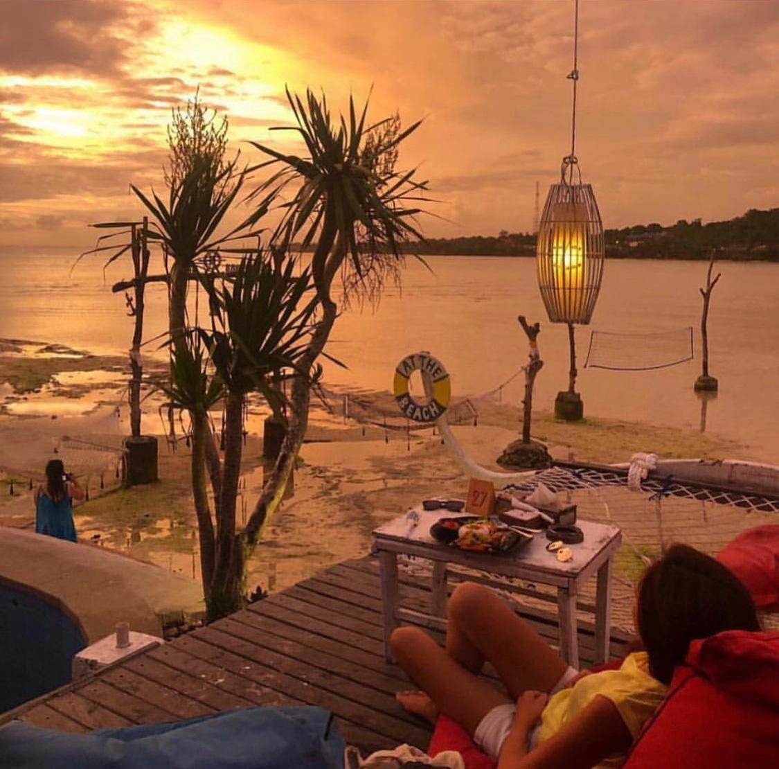 Lampu tepi laut saat senja