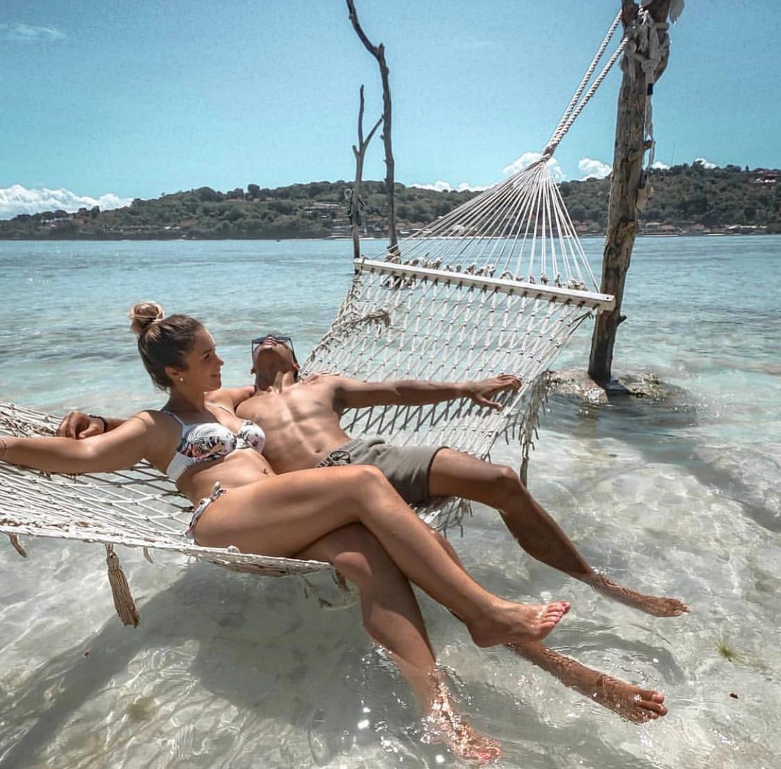 Tempat Bersantai Berjaring di Tepi Laut