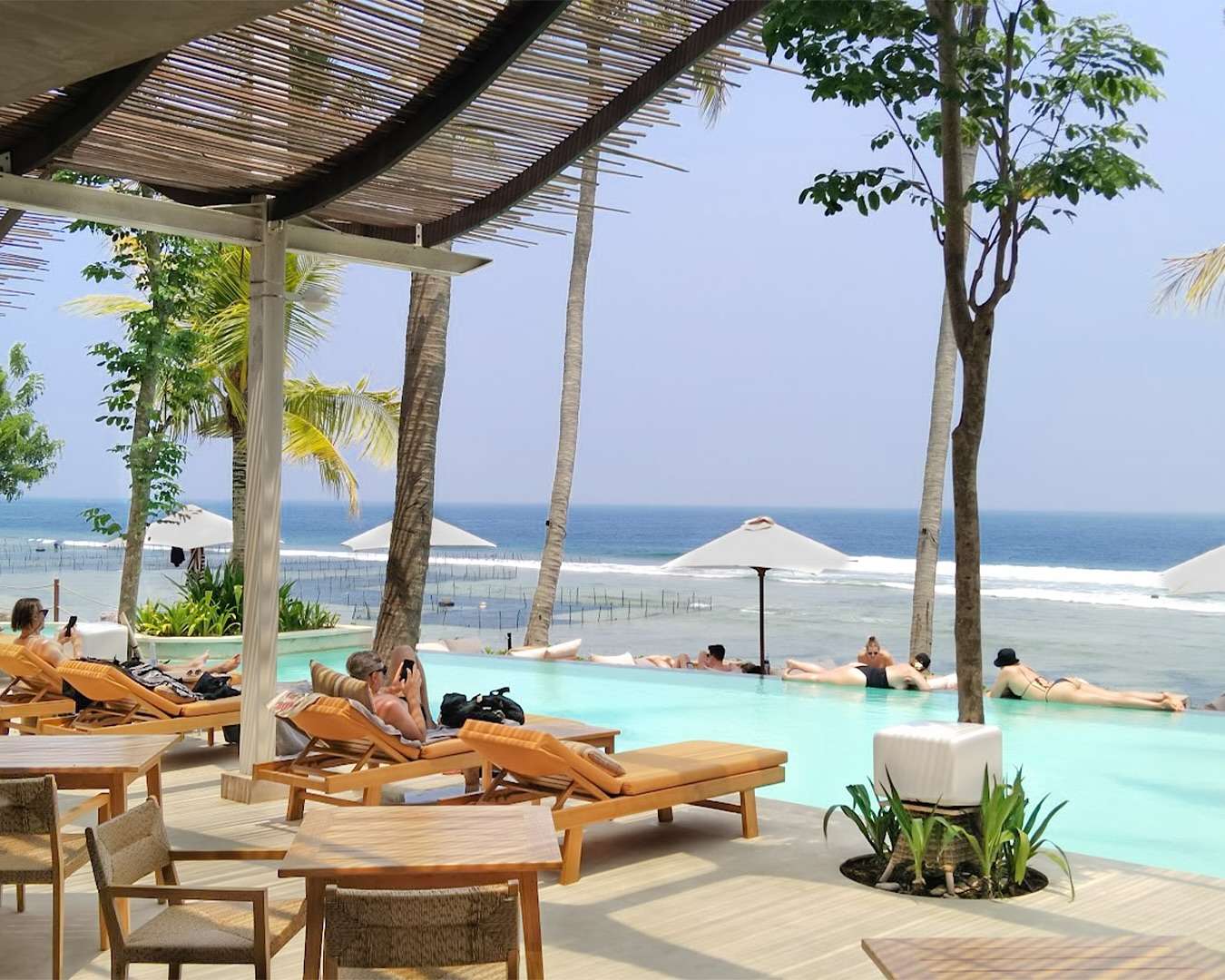 Silo Beach Club — Kolam dan lounge tepi laut