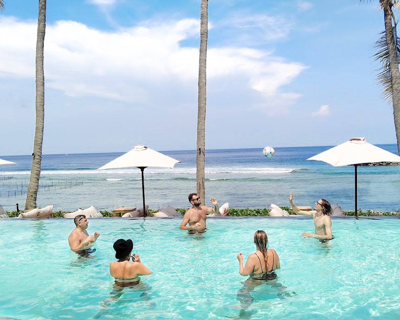 Silo Beach Club — Bersantai di kolam menghadap laut