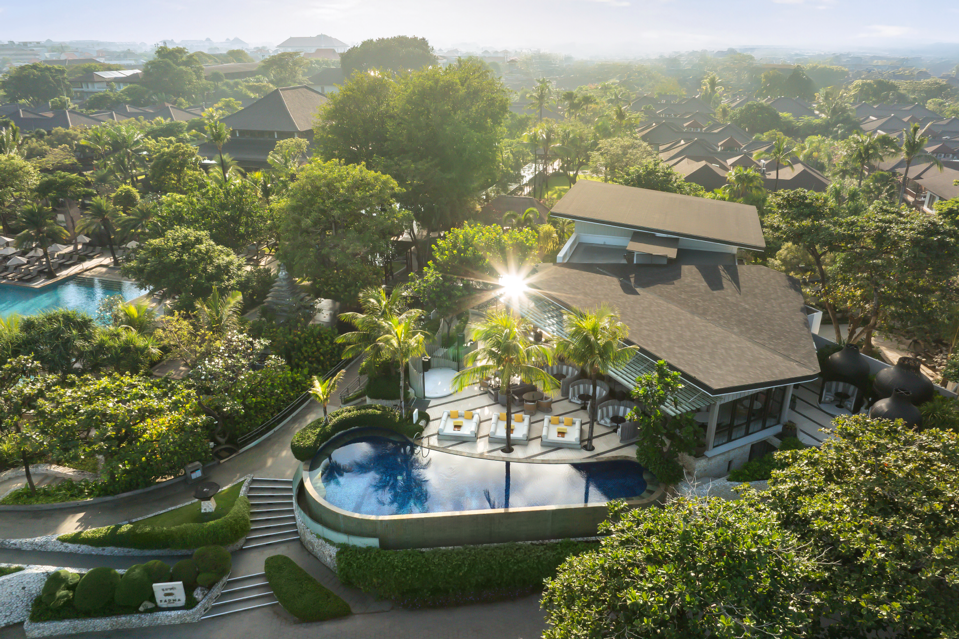 SKAI Bar & Grill — Pemandangan kolam dan bangunan SKAI