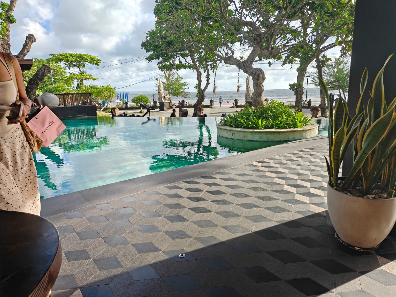 SugarSand photo spot with the pool and ocean in view.