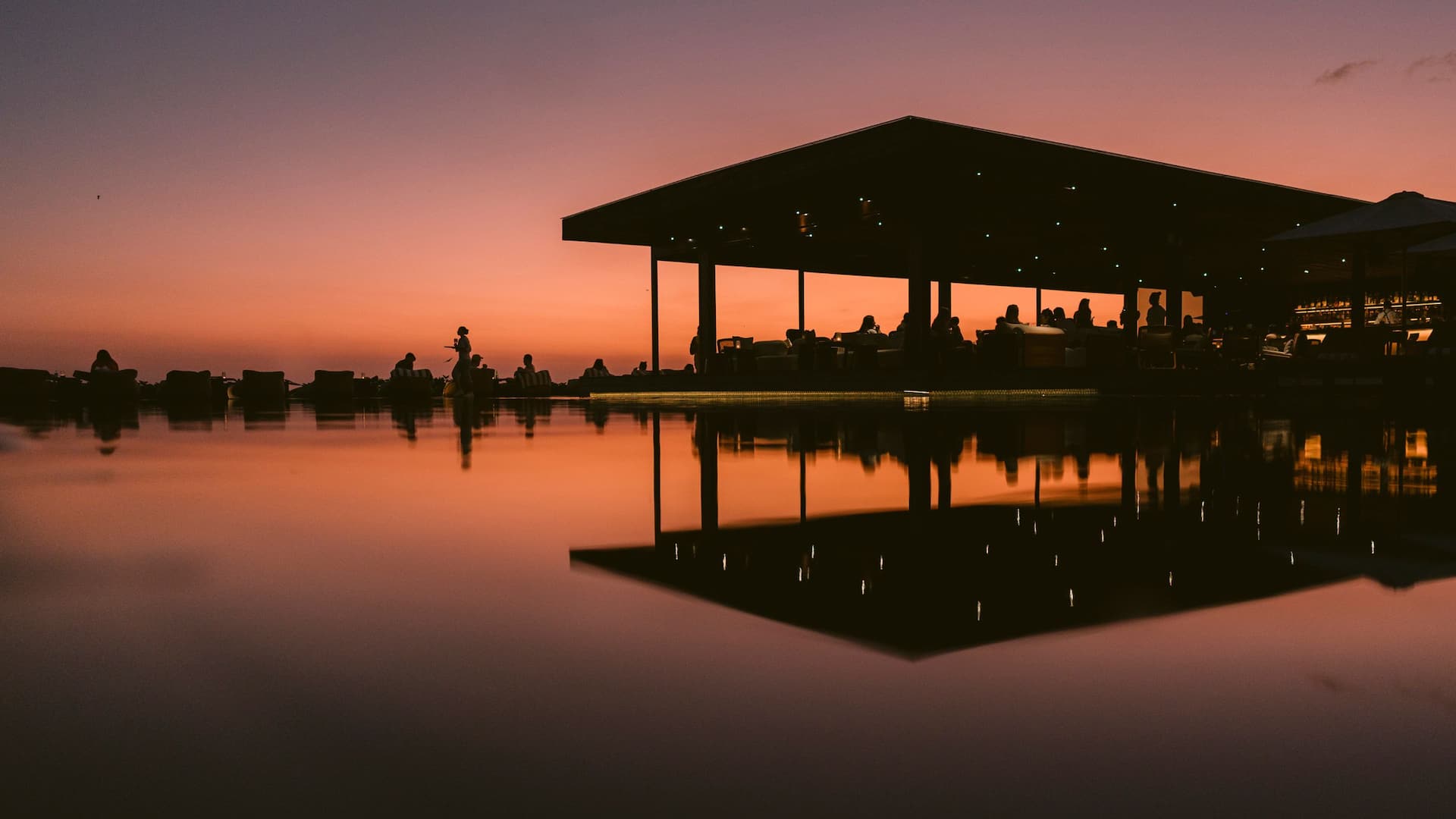 Siluet sunset di tepi laut Beach Bar at Alila Seminyak
