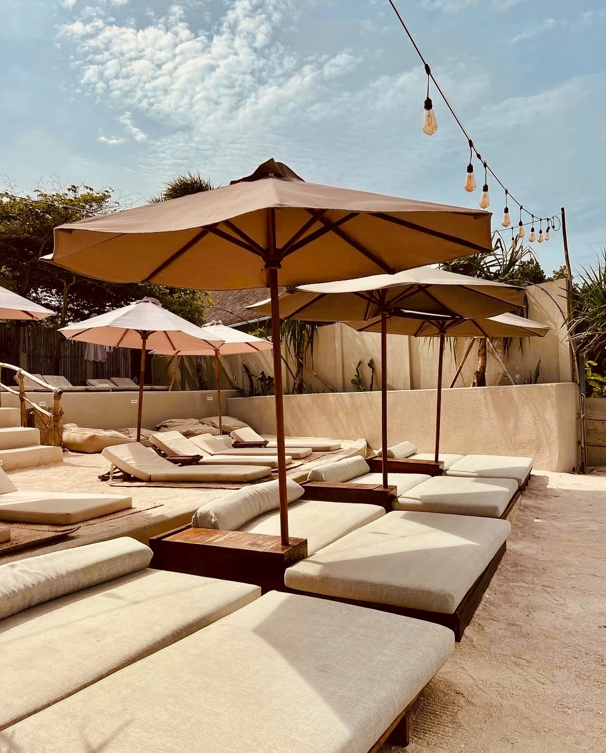 Suku Beach Club — Overview of beach beds