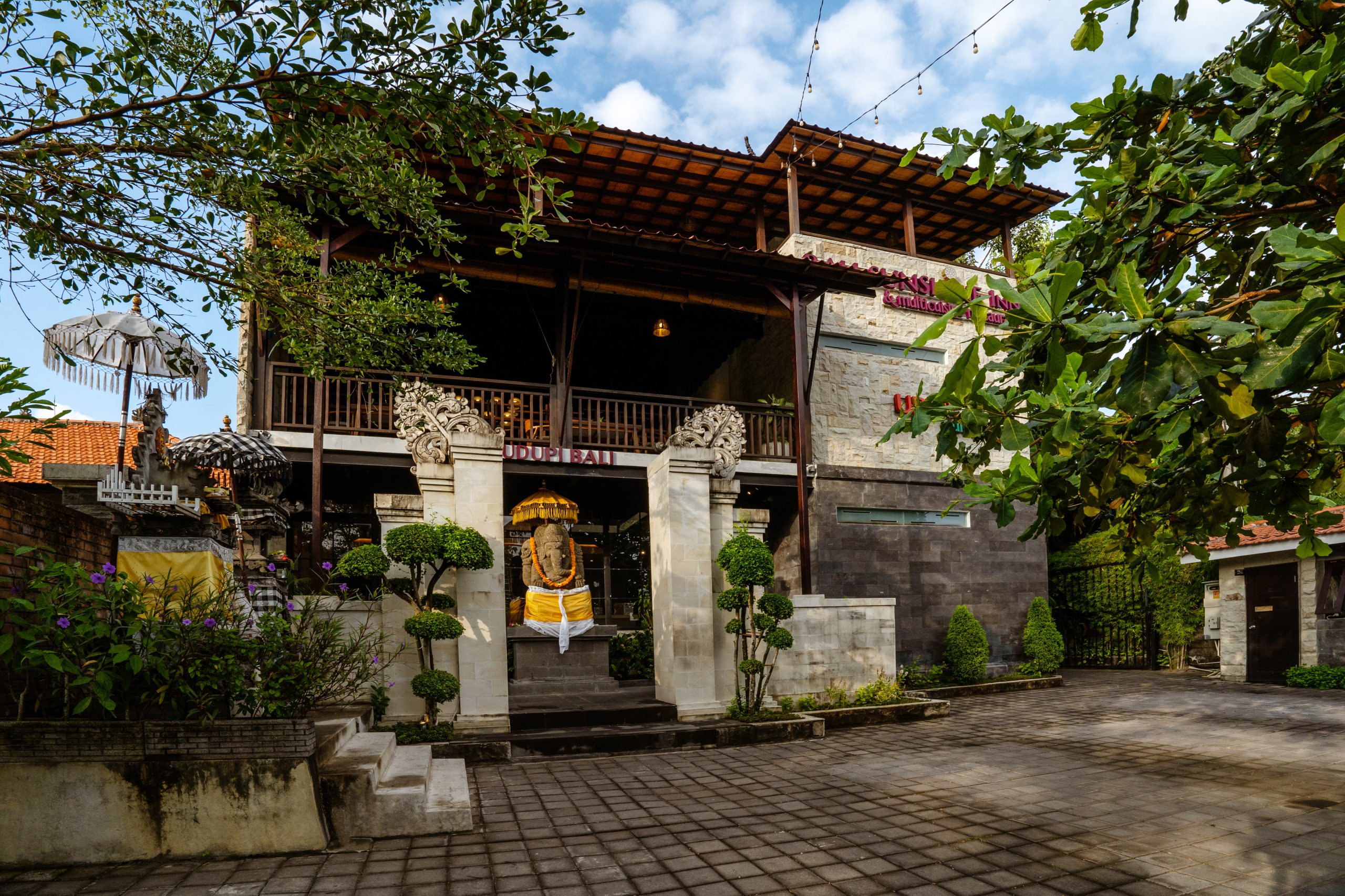 Area luar dan arrival Sun N Sand