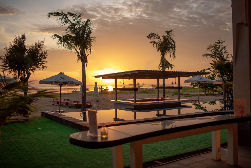 Sun N Sand Beach Club — 時間帯で変わる会場の風景