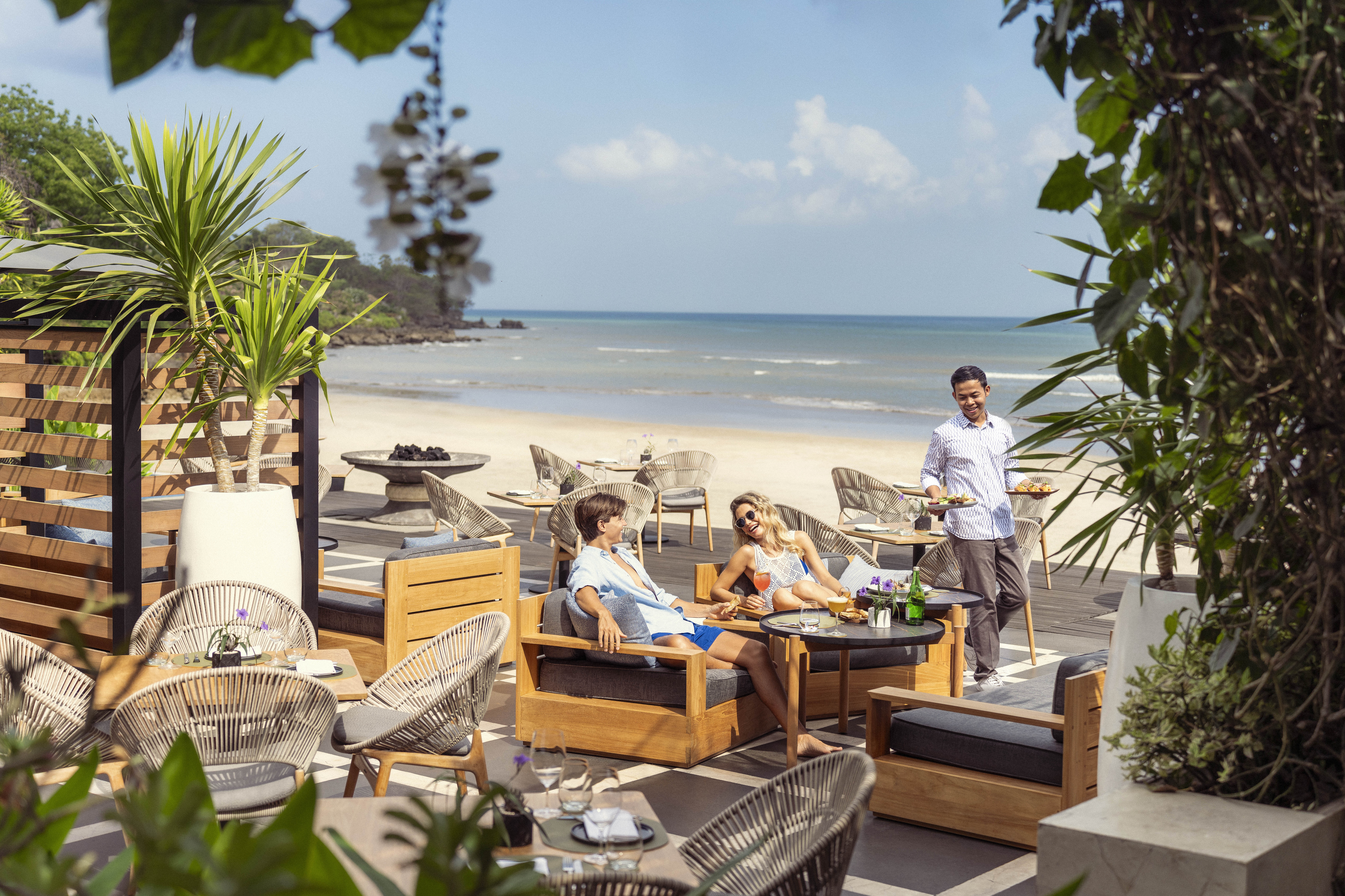 Sundara Beach Club — 海辺のラウンジ風景