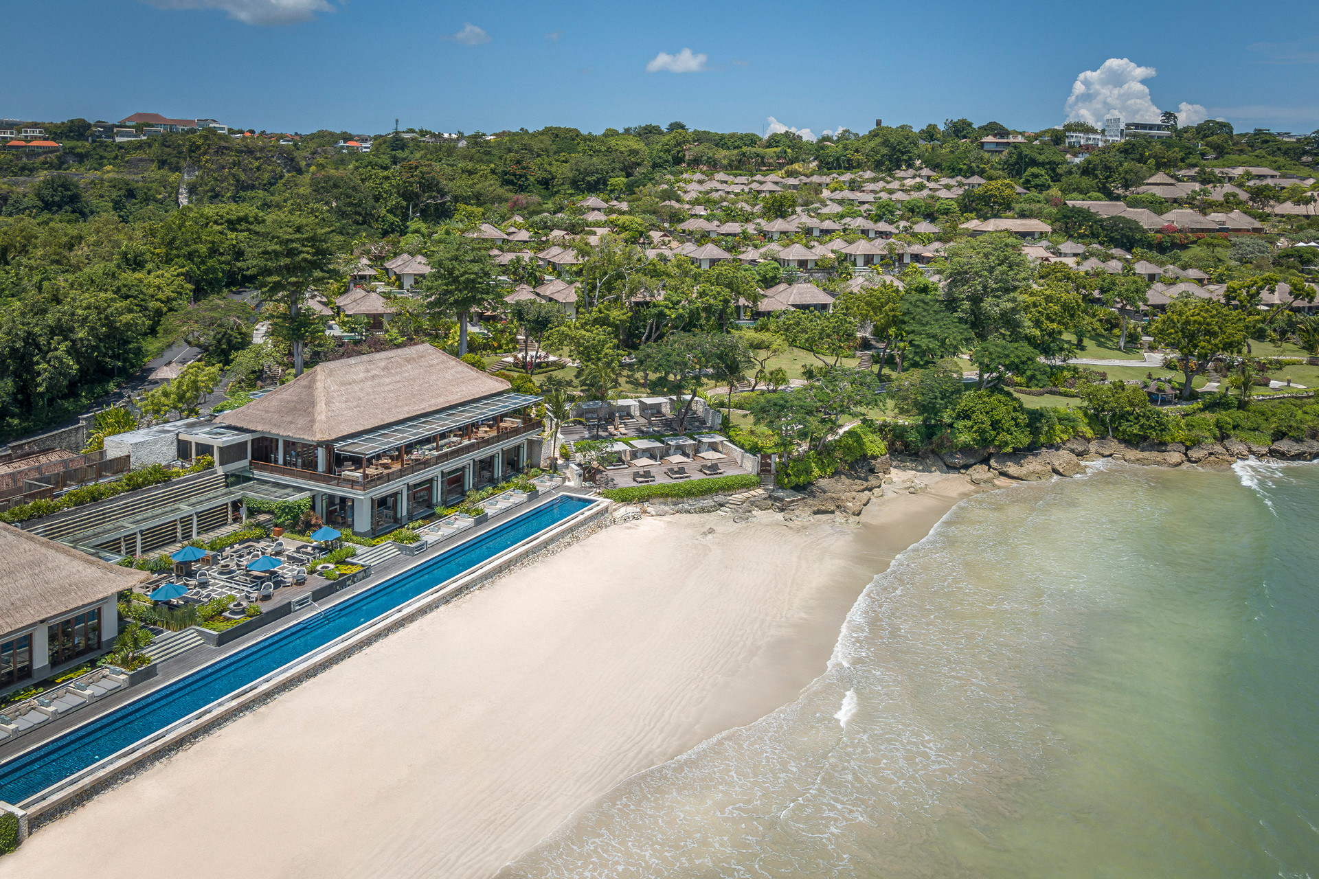 Sundara Beach Club — 海沿いの建物とプール