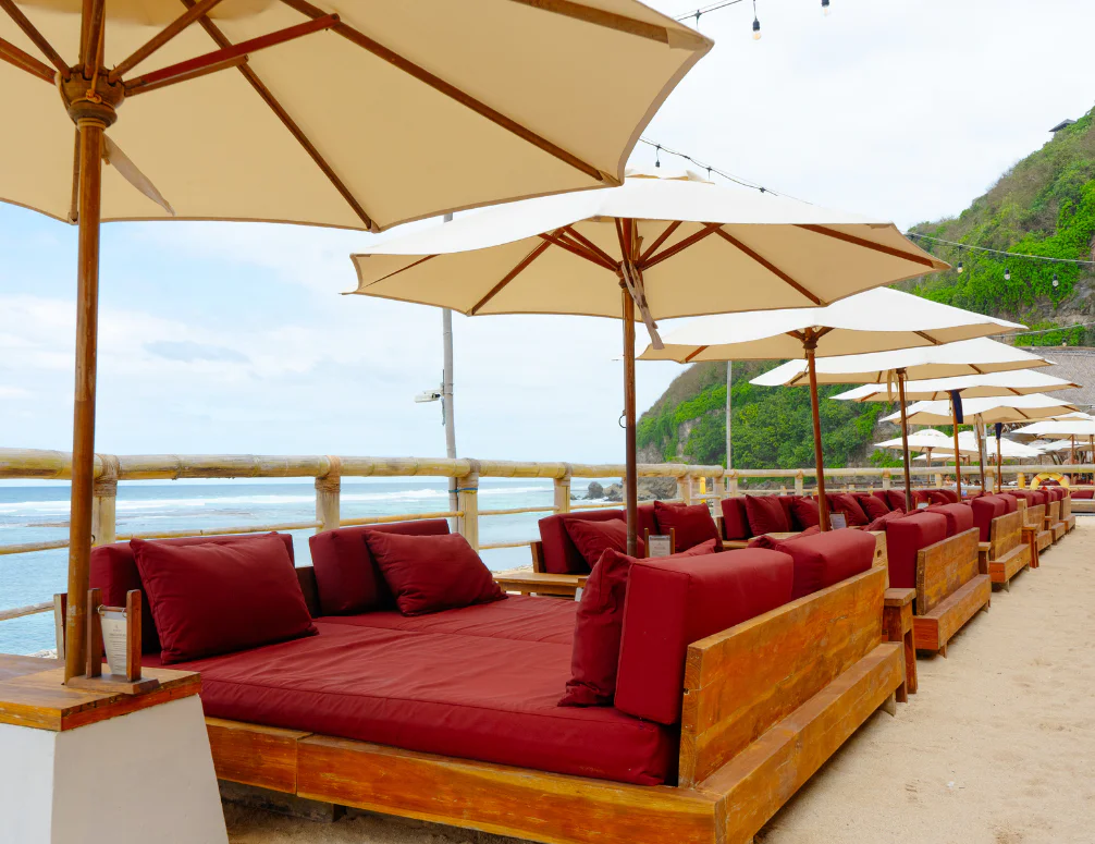 Dek di sepanjang pantai