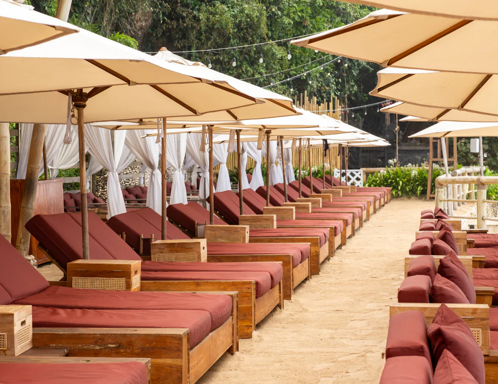 Sundays Beach Club — Pemandangan lounge tepi pantai