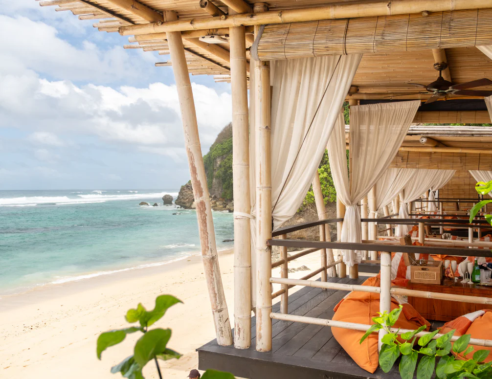 Pemandangan laut dari cabana