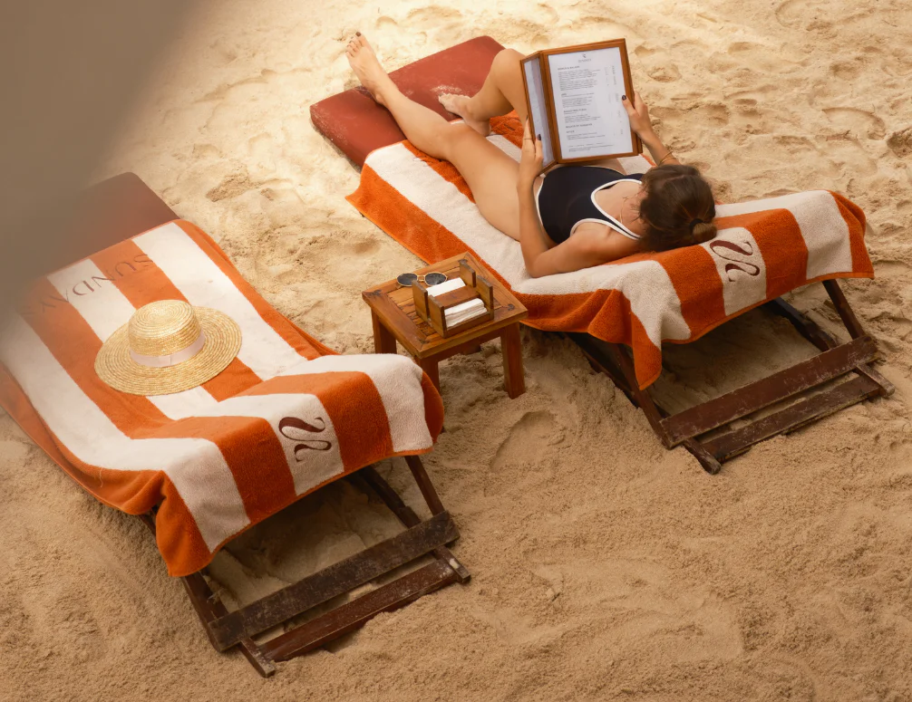 Sundays Beach Club — Membaca di pantai