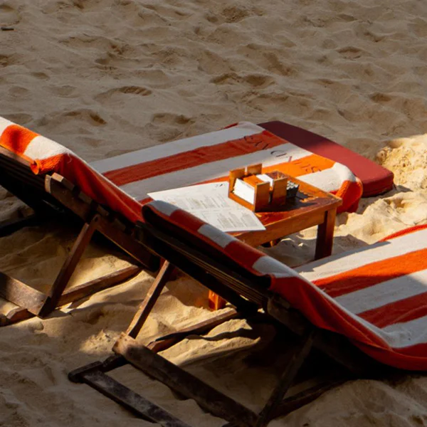 Sundays Beach Club — Daybed pantai
