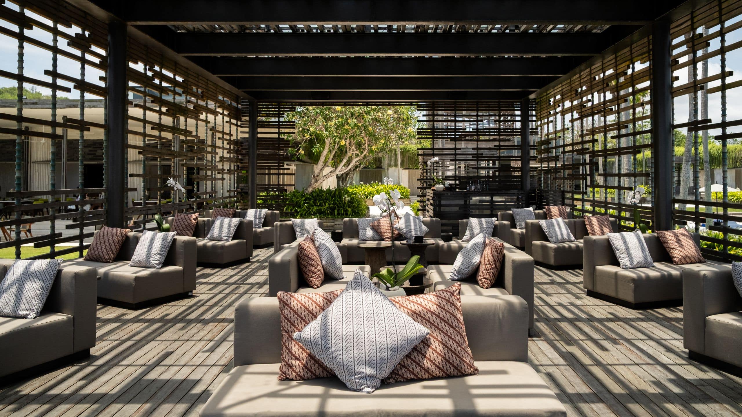 Lounge bar dengan bingkai kayu