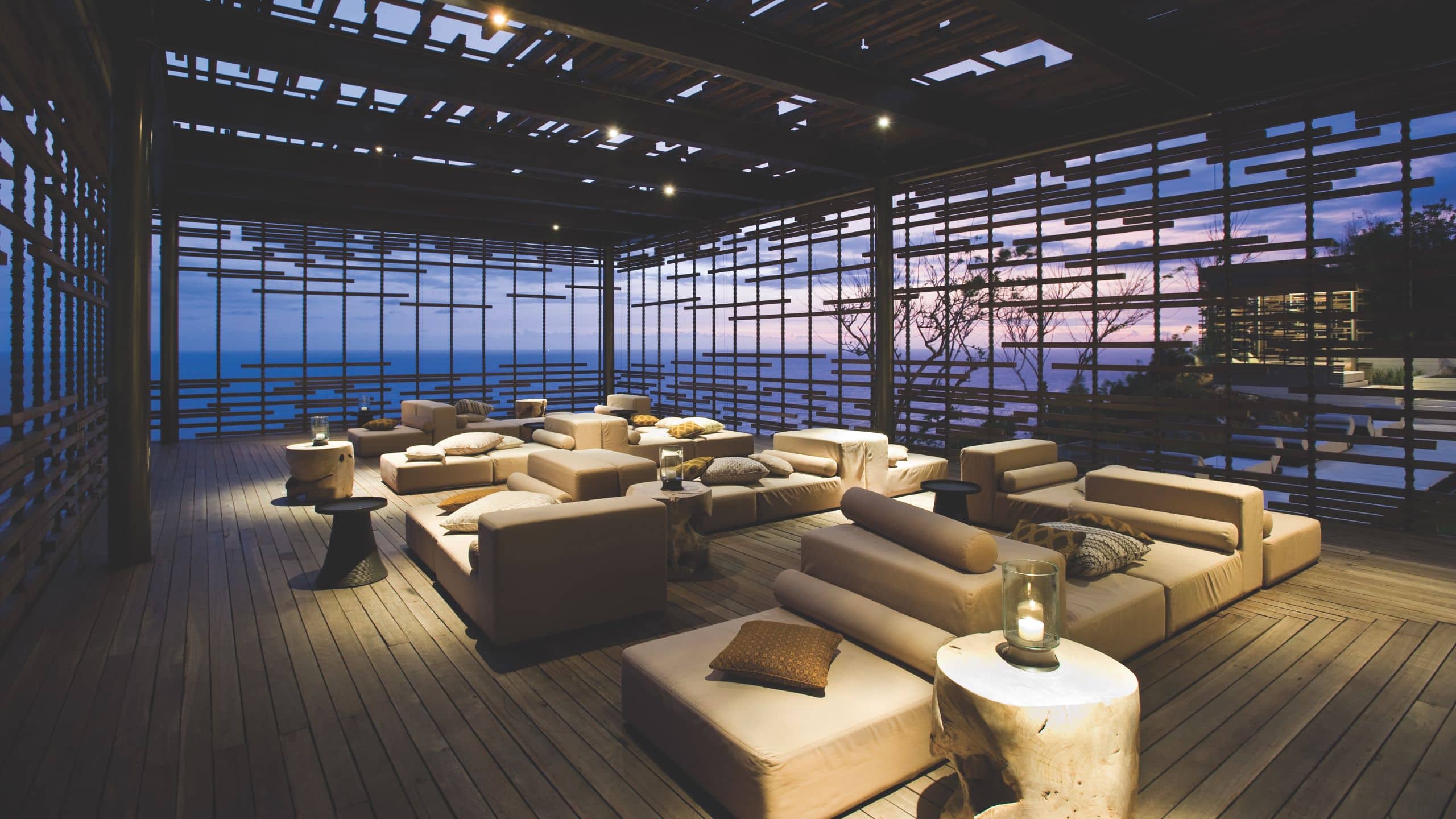 Lounge cabana pada sore hari
