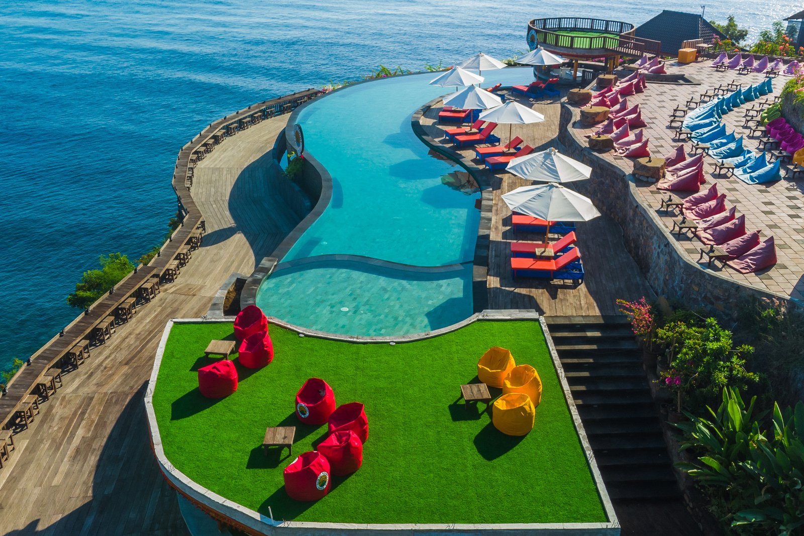 Infinity Pool / Poolside Sun Loungers