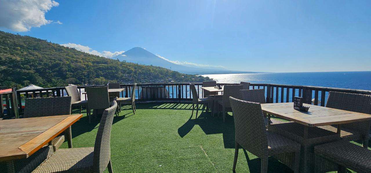 Viewing Deck / Open-air Dining Tables
