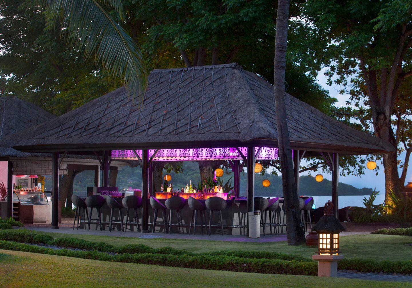 Area meja pantai di Sunset Beach Bar & Grill