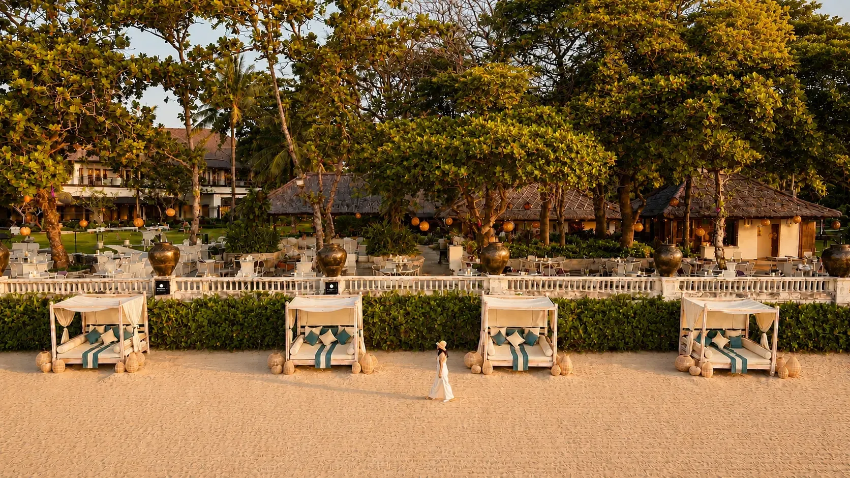 Sunset Beach Bar & Grill — ビーチから見たバーの風景