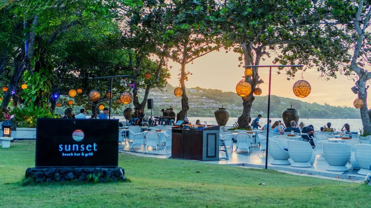 Papan nama Sunset Beach Bar & Grill
