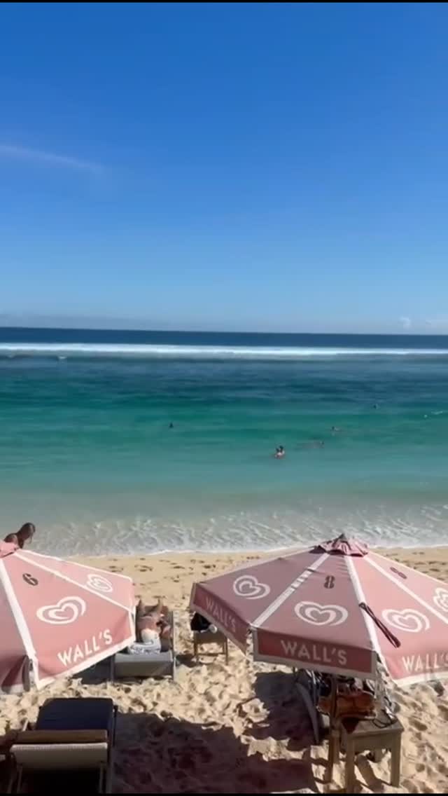 Payung dan Laut Biru