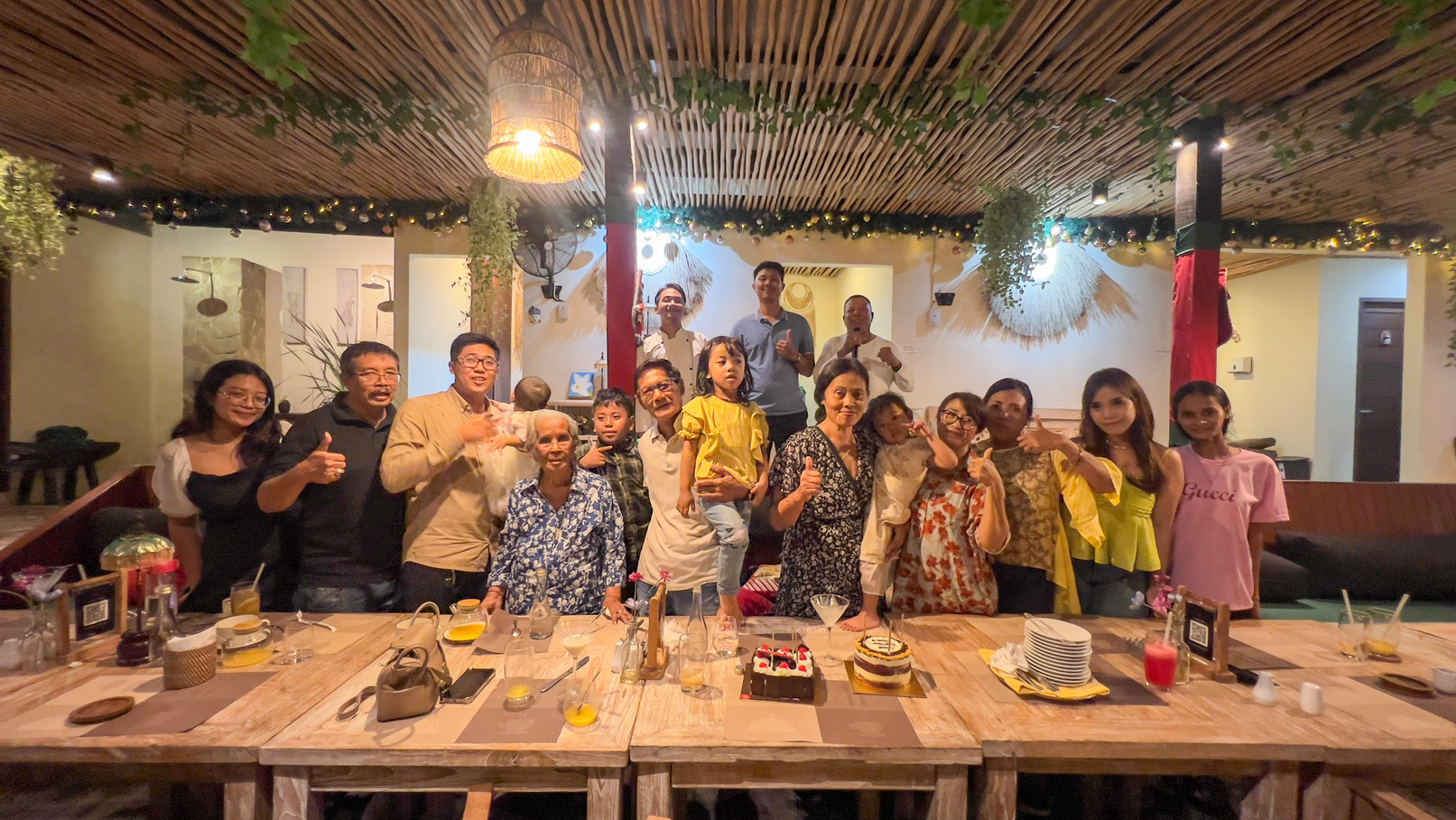 Pertemuan Kelompok di Area Makan Beratap