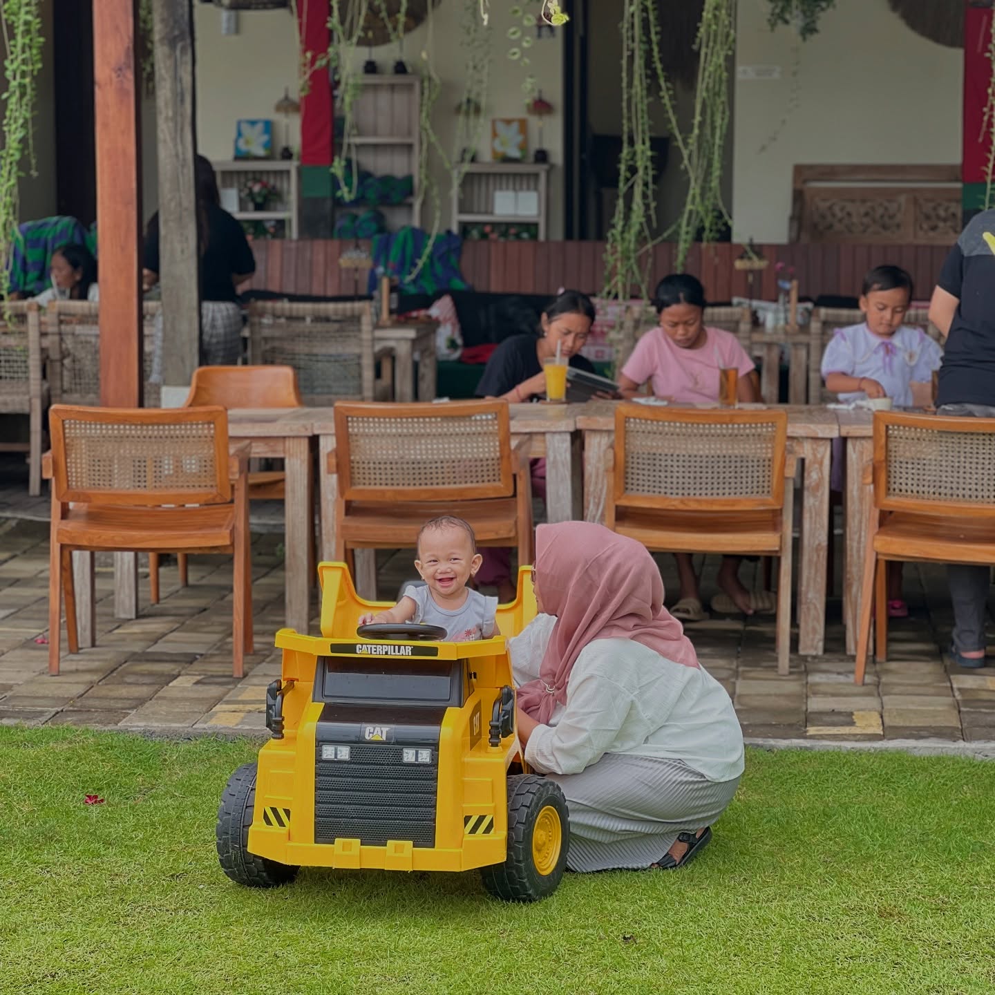 Keluarga di Taman Samping Restoran