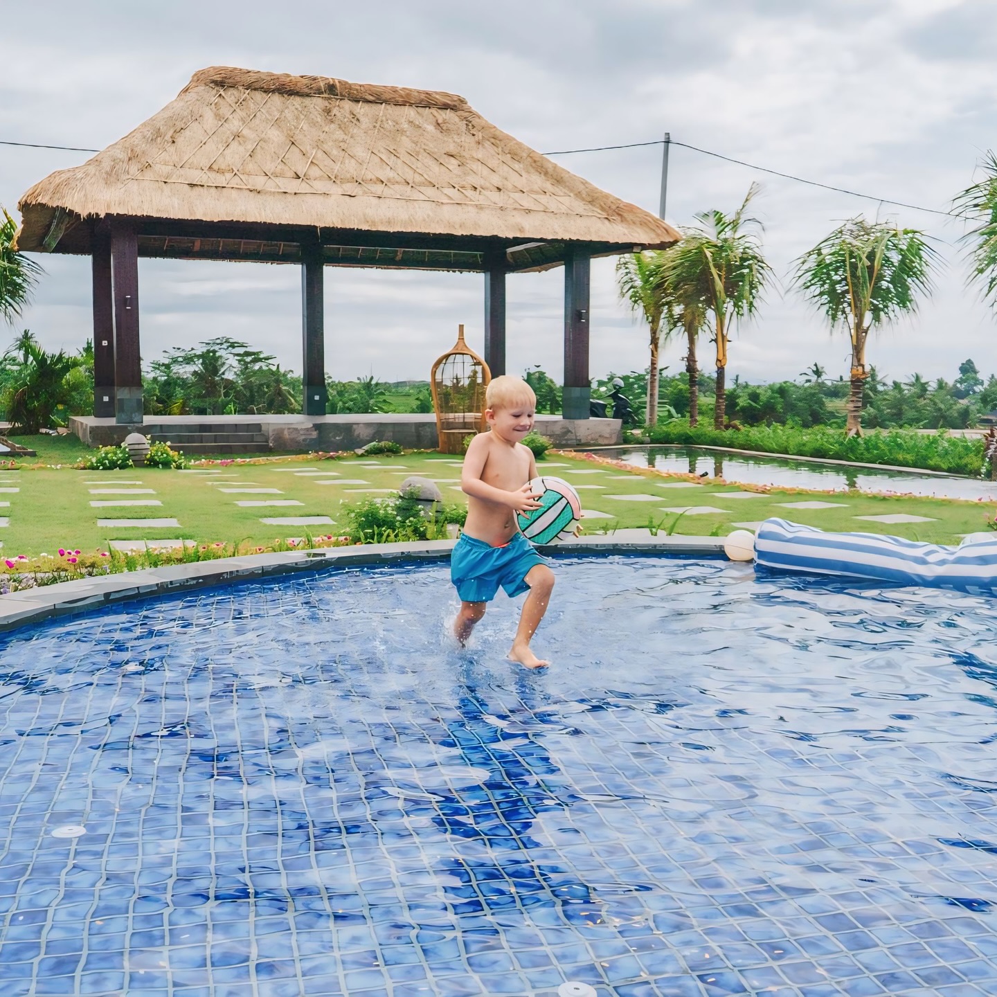 Anak Bermain di Kolam Dekat Sawah