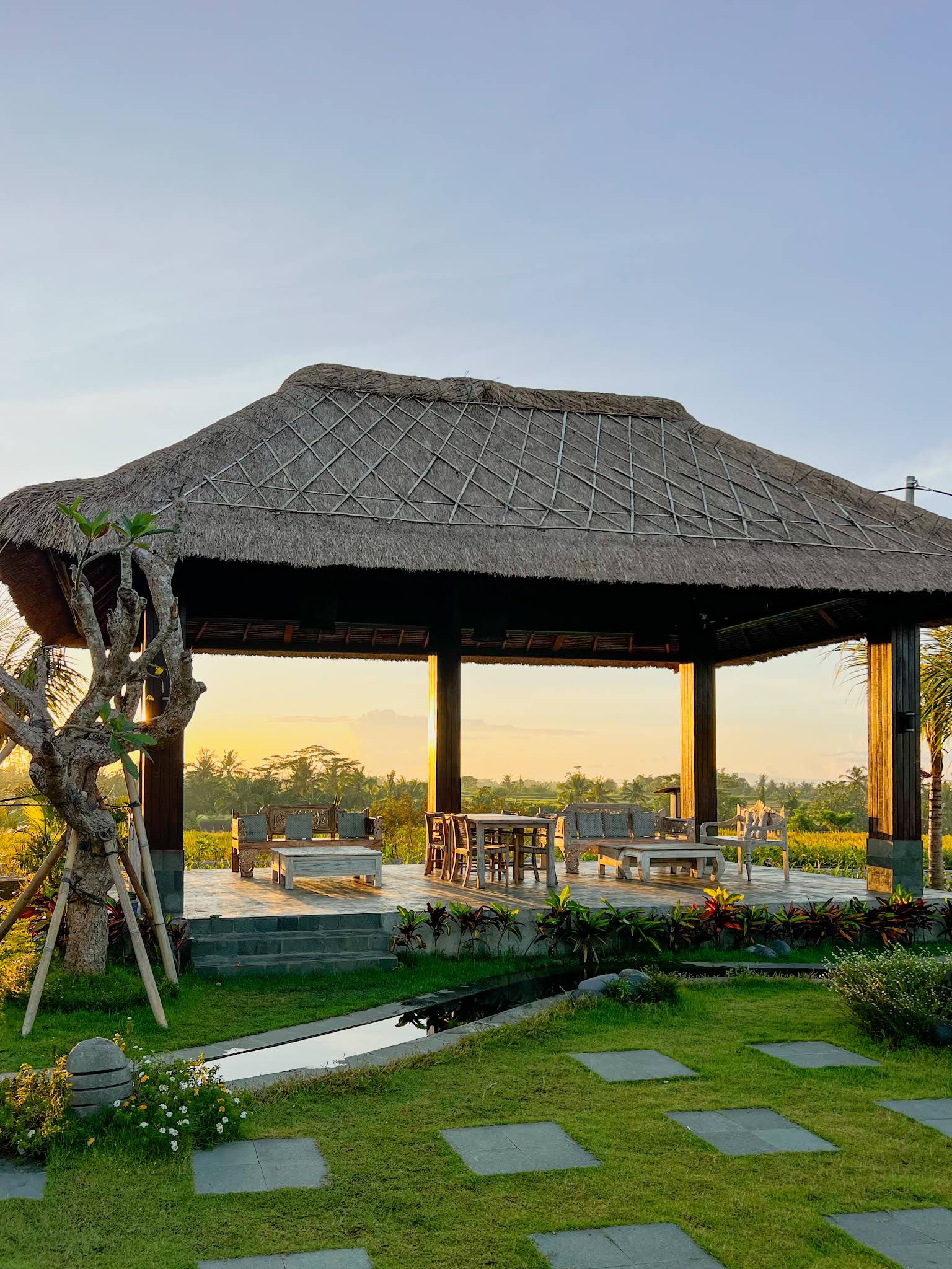 Meja Gazebo Tepi Sawah