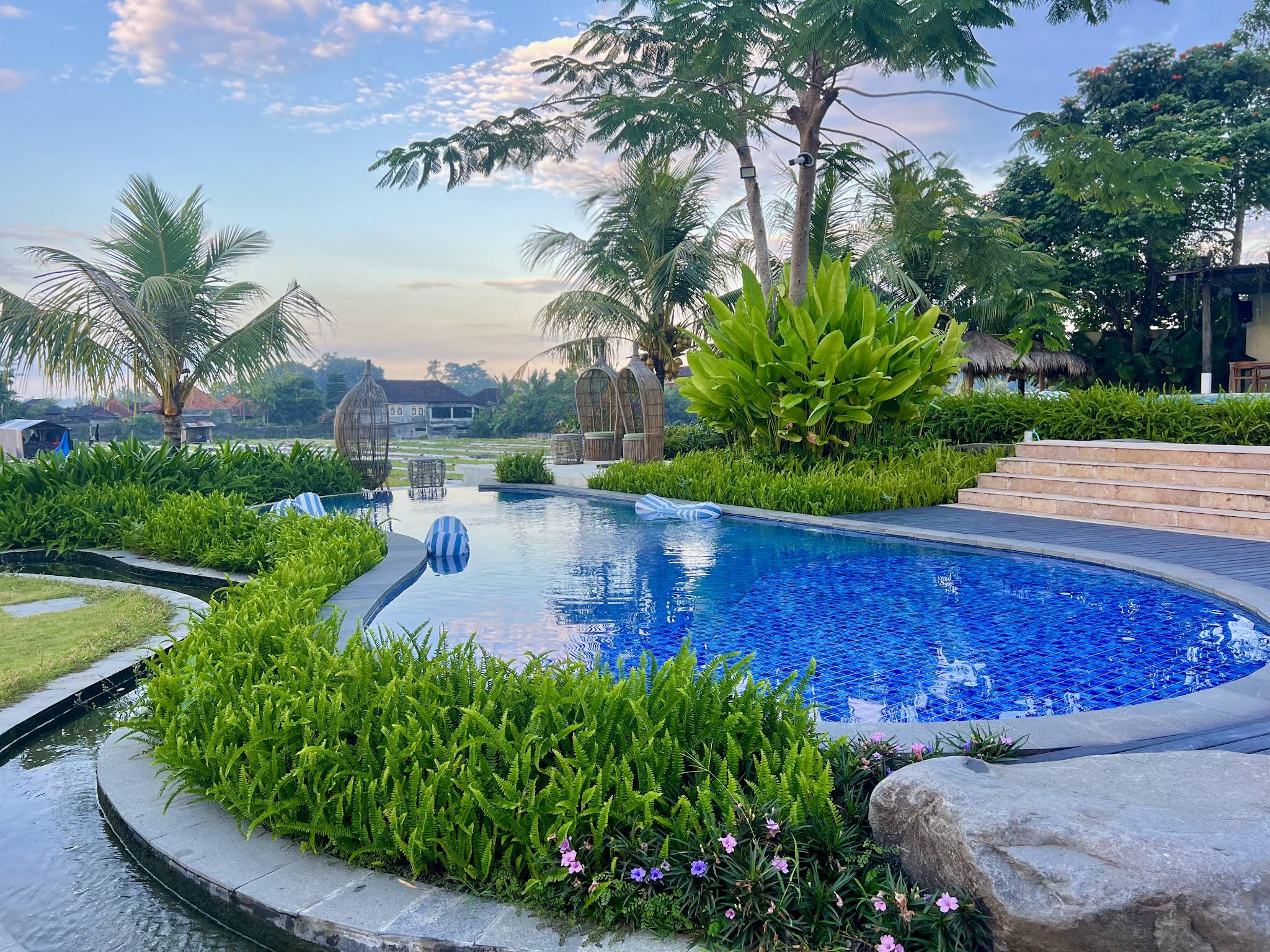Kolam di Tengah Tanaman