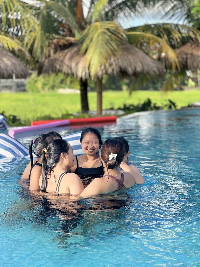 Keluarga Menikmati Kolam