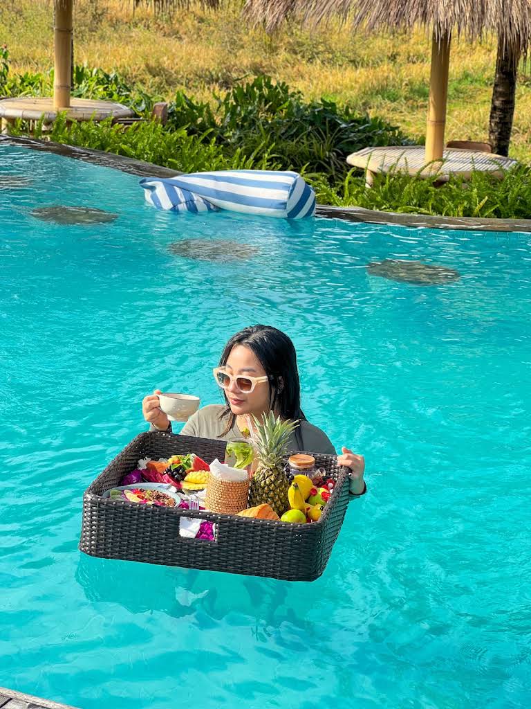 Suasana Makan di Kolam